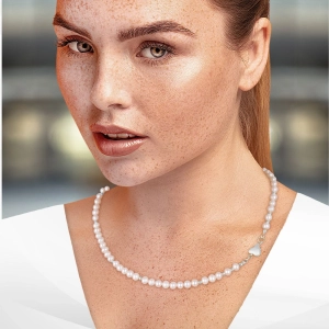naszyjnik-srebrny-perly-naturalne-male-komplet-serce-modelka.png
