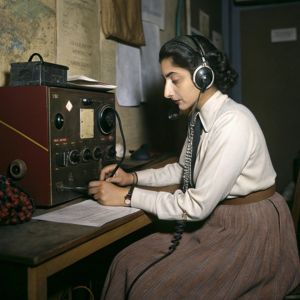Noor Inayat Khan przy radiostacji